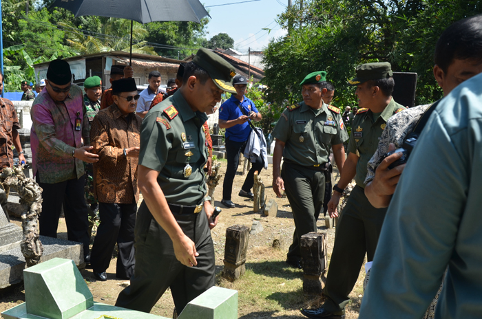 Danrem 073/Makutarama Hadiri Ziarah Makam Mertua BJ Habibi
